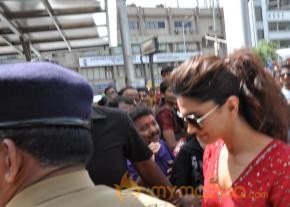 Deepika Padukone Snapped At Siddhivinayak Temple   photo 12