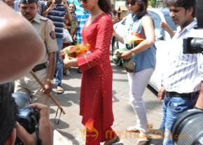 Deepika Padukone Snapped At Siddhivinayak Temple   photo 10