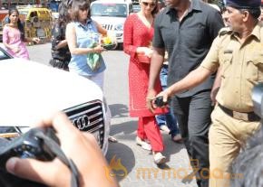 Deepika Padukone Snapped At Siddhivinayak Temple   photo 7