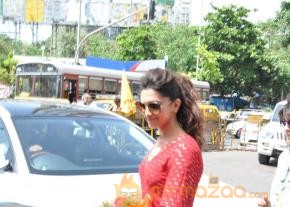Deepika Padukone Snapped At Siddhivinayak Temple   photo 11