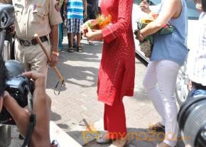 Deepika Padukone Snapped At Siddhivinayak Temple   photo 9