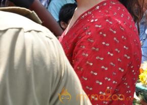 Deepika Padukone Snapped At Siddhivinayak Temple   photo 2