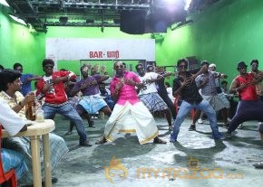 Dwayne Bravo Lungi Dance Photos photo 17