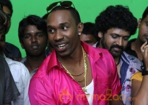 Dwayne Bravo Lungi Dance Photos photo 19