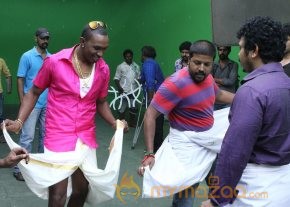 Dwayne Bravo Lungi Dance Photos photo 23