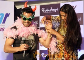 Emraan Hashmi,Vidya Balan At GHANCHAKKAR Promotion photo 27