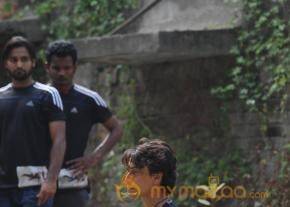 Heropanti star Tiger Shroff deadly live stunts photo 7