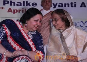 Hritik,Govinda & Urmila at Dadasaheb Phalke Academy Awards   photo 22