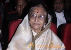 Hritik,Govinda & Urmila at Dadasaheb Phalke Academy Awards   photo 4