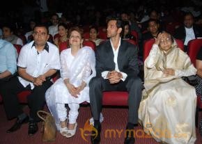 Hritik,Govinda & Urmila at Dadasaheb Phalke Academy Awards   photo 10