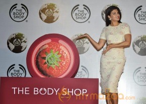 Jacqueline Fernandez At Body Shop India  photo 9