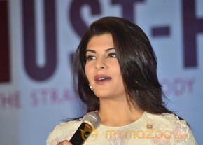 Jacqueline Fernandez At Body Shop India  photo 2
