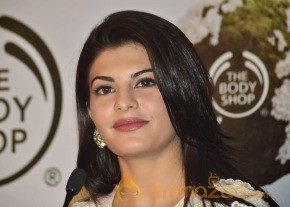 Jacqueline Fernandez At Body Shop India  photo 14