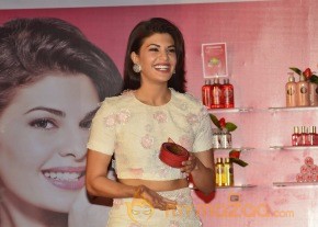Jacqueline Fernandez At Body Shop India  photo 25