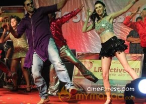 KHILADI 786 MOVIE PROMOTION PHOTOS photo 23