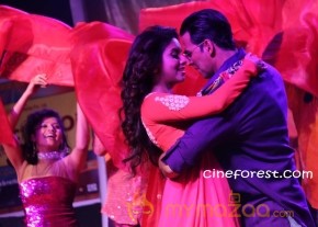KHILADI 786 MOVIE PROMOTION PHOTOS photo 4