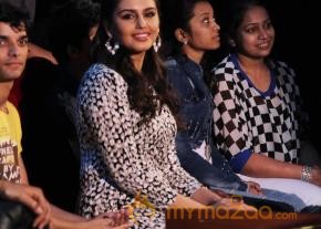 Madhuri Dedh Ishqiya Promotion Photos photo 34