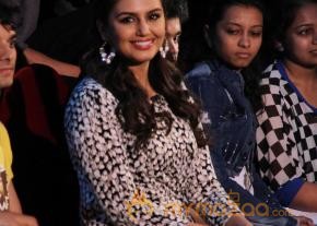 Madhuri Dedh Ishqiya Promotion Photos photo 3