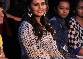 Madhuri Dedh Ishqiya Promotion Photos photo 4