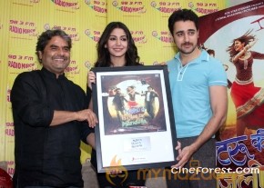 MATRU KI BIJLEE KA MANDOLA MOVIE PICS photo 29