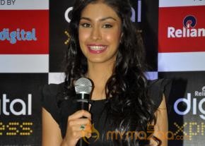Miss India World Navneet Kaur Dhillon At Reliance Digital Store  photo 15