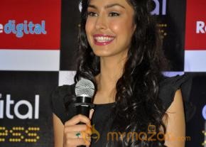 Miss India World Navneet Kaur Dhillon At Reliance Digital Store 