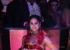Models and Celebrities at The Pink Affair Fashion Show Photos photo 17