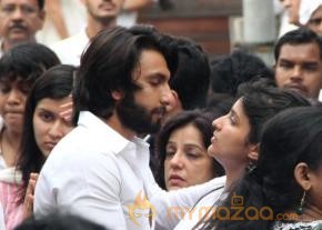 Priyanka Chopra Father Funeral Photos photo 49