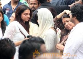 Priyanka Chopra Father Funeral Photos photo 10
