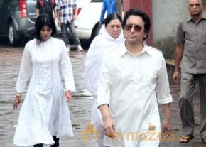 Priyanka Chopra Father Funeral Photos photo 47