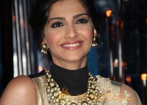 Raanjhana Team Promotion At Jhalak Dikhla Jaa  photo 38
