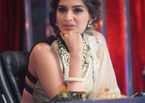 Raanjhana Team Promotion At Jhalak Dikhla Jaa  photo 47