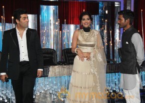 Raanjhana Team Promotion At Jhalak Dikhla Jaa  photo 35