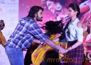 Ranveer, Deepika Ram Leela Promote Photos photo 15