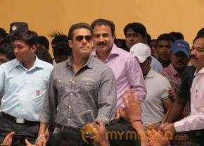 Salman Khan Mental Movie Working Stills photo 14