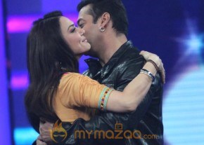 Salman and Preity on the  Guinness World Records photo 5