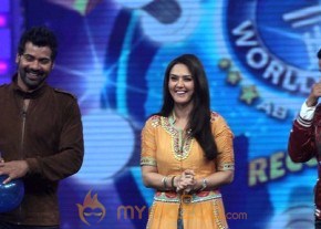 Salman and Preity on the  Guinness World Records photo 7
