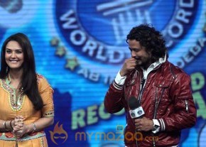 Salman and Preity on the  Guinness World Records photo 11