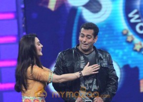 Salman and Preity on the  Guinness World Records photo 18