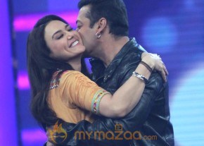 Salman and Preity on the  Guinness World Records photo 16