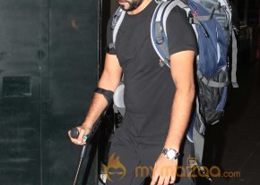 Sameera Reddy Snapped At Mumbai Airport  photo 4