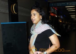 Sameera Reddy Snapped At Mumbai Airport  photo 3