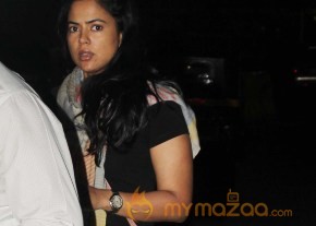 Sameera Reddy Snapped At Mumbai Airport  photo 2
