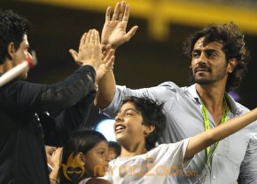 Shahrukh khan and family at IPL photo 5