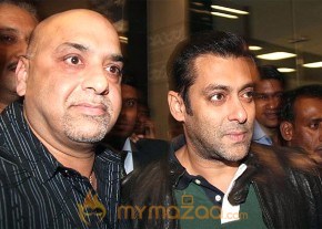Sharukh and Salman khan at Mumbai Airport Gallery photo 4
