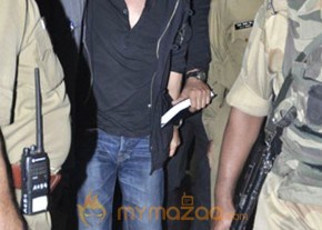 Sharukh and Salman khan at Mumbai Airport Gallery photo 7