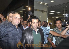 Sharukh and Salman khan at Mumbai Airport Gallery photo 3