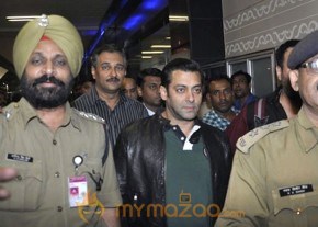 Sharukh and Salman khan at Mumbai Airport Gallery photo 5
