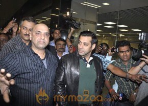 Sharukh and Salman khan at Mumbai Airport Gallery photo 8