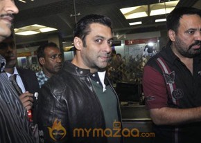 Sharukh and Salman khan at Mumbai Airport Gallery photo 14